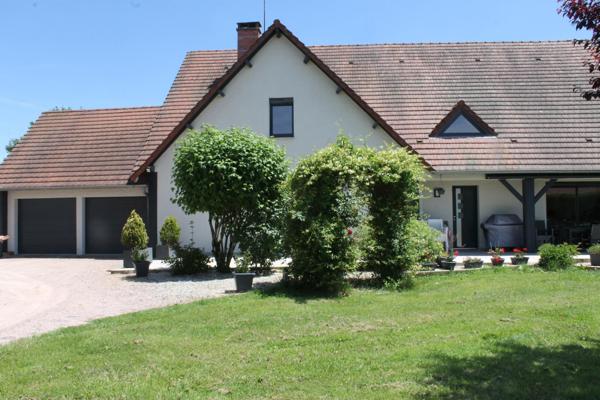 Très belle maison traditionnelle au milieu d'un parc arboré avec piscine et terrain de pétanque