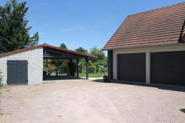 Très belle maison traditionnelle au milieu d'un parc arboré avec piscine et terrain de pétanque