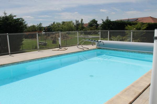 Très belle maison traditionnelle au milieu d'un parc arboré avec piscine et terrain de pétanque
