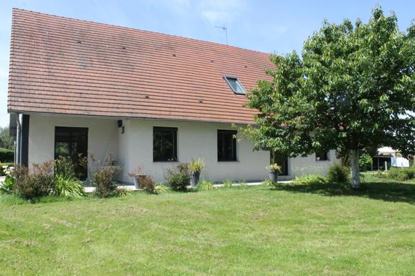 Très belle maison traditionnelle au milieu d'un parc arboré avec piscine et terrain de pétanque