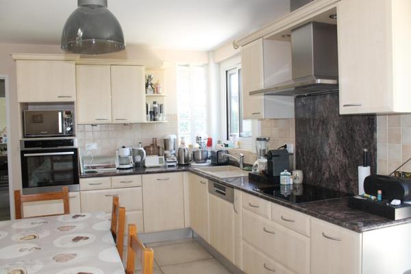 Très belle maison traditionnelle au milieu d'un parc arboré avec piscine et terrain de pétanque