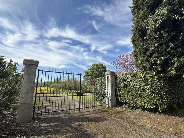 Bourg-de-Visa (82190) BOURG DE VISA Maison authentique en pierre avec 4 chambres, grange et piscine 4857m2 jardin
