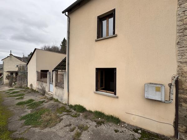 Bertholène (12310) À Bertholène, Maison en pierre avec jardin & 3/4 pièces.
