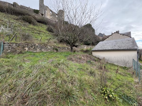 Bertholène (12310) À Bertholène, Maison en pierre avec jardin & 3/4 pièces.