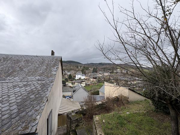 Bertholène (12310) À Bertholène, Maison en pierre avec jardin & 3/4 pièces.