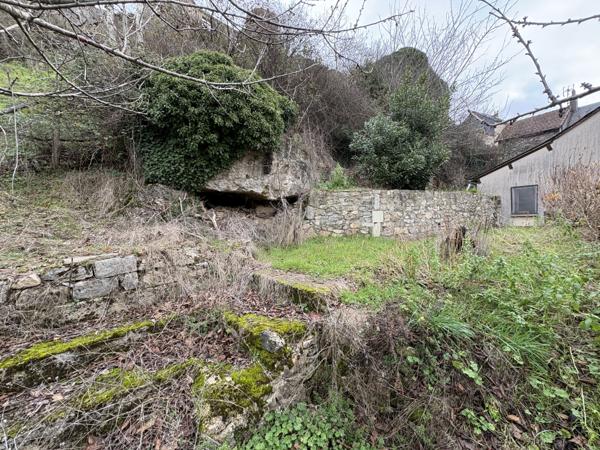 Bertholène (12310) À Bertholène, Maison en pierre avec jardin & 3/4 pièces.