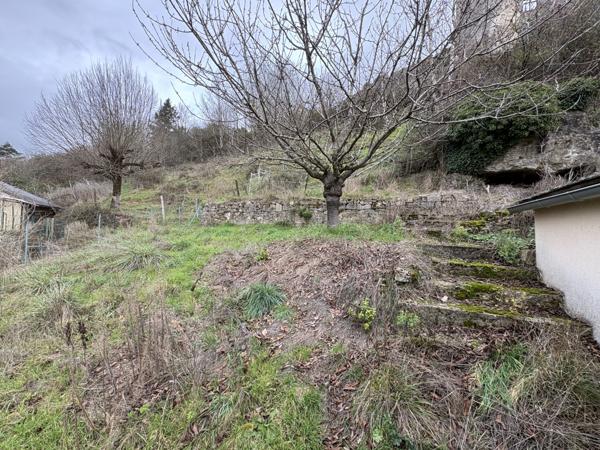 Bertholène (12310) À Bertholène, Maison en pierre avec jardin & 3/4 pièces.