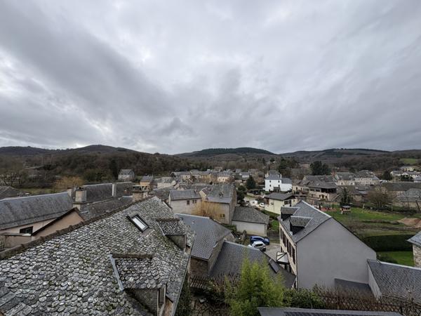 Bertholène (12310) À Bertholène, Maison en pierre avec jardin & 3/4 pièces.