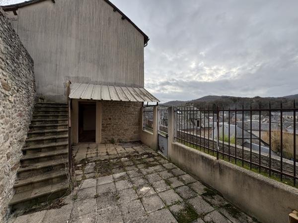 Bertholène (12310) À Bertholène, Maison en pierre avec jardin & 3/4 pièces.