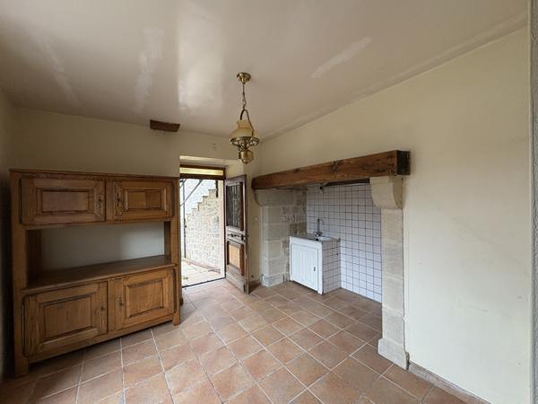 Bertholène (12310) À Bertholène, Maison en pierre avec jardin & 3/4 pièces.