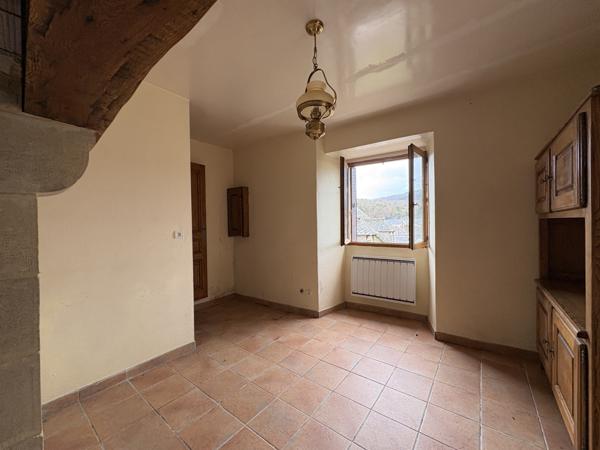 Bertholène (12310) À Bertholène, Maison en pierre avec jardin & 3/4 pièces.