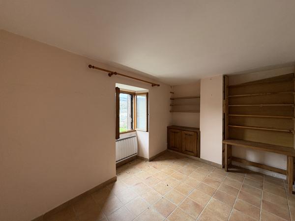 Bertholène (12310) À Bertholène, Maison en pierre avec jardin & 3/4 pièces.