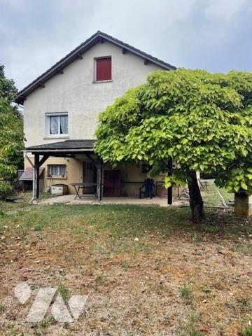 Pavillon de 1974 sur sous-sol complet d'environ 140 m2 avec 4 chambres, jardin clos.