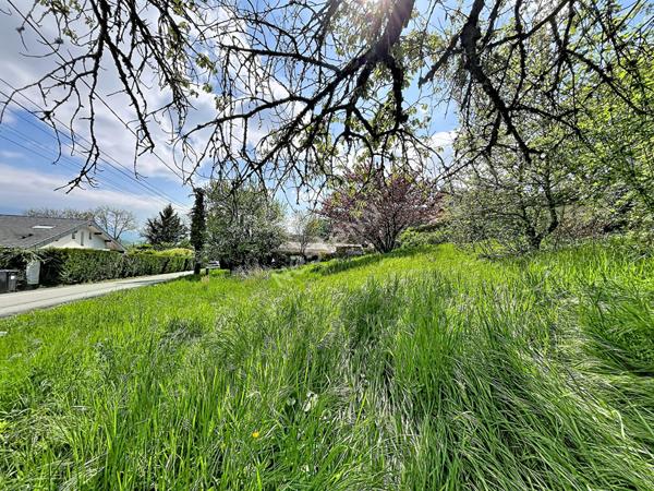 POISY _ Terrain constructible et viabilisé, de 895 m², à vendre