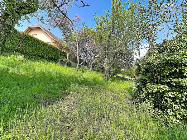 POISY _ Terrain constructible et viabilisé, de 895 m², à vendre