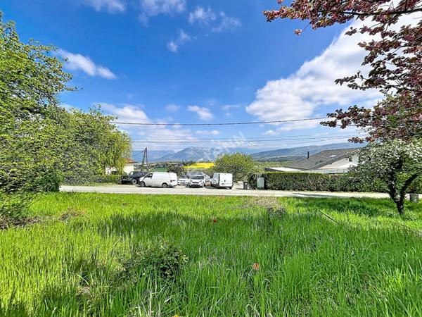 POISY _ Terrain constructible et viabilisé, de 895 m², à vendre