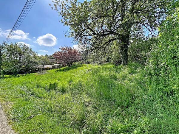 POISY _ Terrain constructible et viabilisé, de 895 m², à vendre