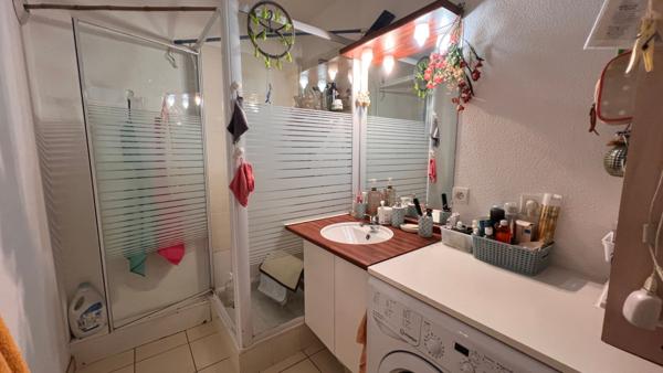 Appartement en rez-de-jardin, 2 chambres, garage et place de stationnement