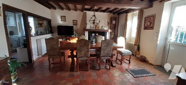 Fermette restaurée tout confort avec garage, jardin, dépendances