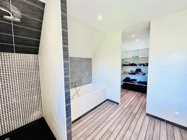 Maison à vendre 6 pièces avec deuxième maison à rénover, double, garage, 11700 m2 terrain LE MESNILBUS (50)