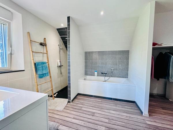 Maison à vendre 6 pièces avec deuxième maison à rénover, double, garage, 11700 m2 terrain LE MESNILBUS (50)