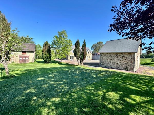 Maison à vendre 6 pièces avec deuxième maison à rénover, double, garage, 11700 m2 terrain LE MESNILBUS (50)