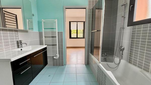 VILLA SUR VASTE SOUS-SOL DE 100 m²  !