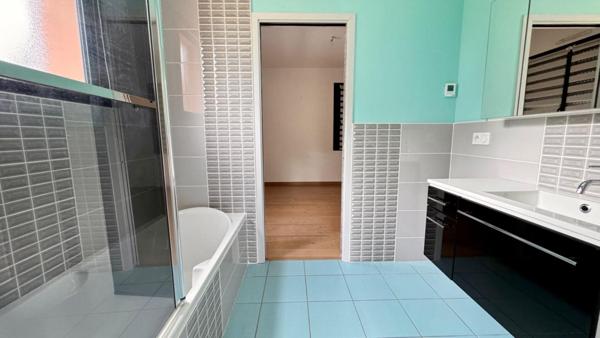 VILLA SUR VASTE SOUS-SOL DE 100 m²  !