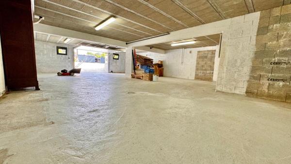 VILLA SUR VASTE SOUS-SOL DE 100 m²  !