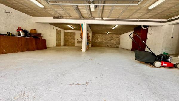 VILLA SUR VASTE SOUS-SOL DE 100 m²  !