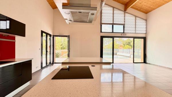 VILLA SUR VASTE SOUS-SOL DE 100 m²  !