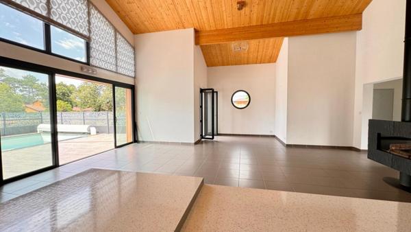 VILLA SUR VASTE SOUS-SOL DE 100 m²  !