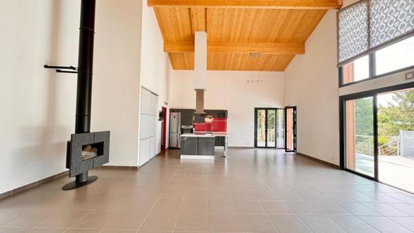 VILLA SUR VASTE SOUS-SOL DE 100 m²  !