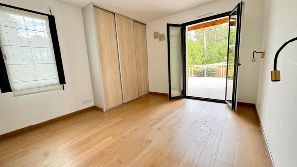 VILLA SUR VASTE SOUS-SOL DE 100 m²  !