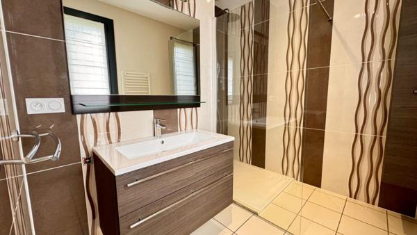 VILLA SUR VASTE SOUS-SOL DE 100 m²  !