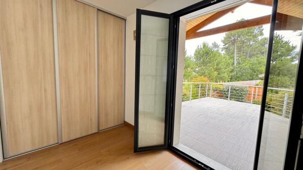 VILLA SUR VASTE SOUS-SOL DE 100 m²  !