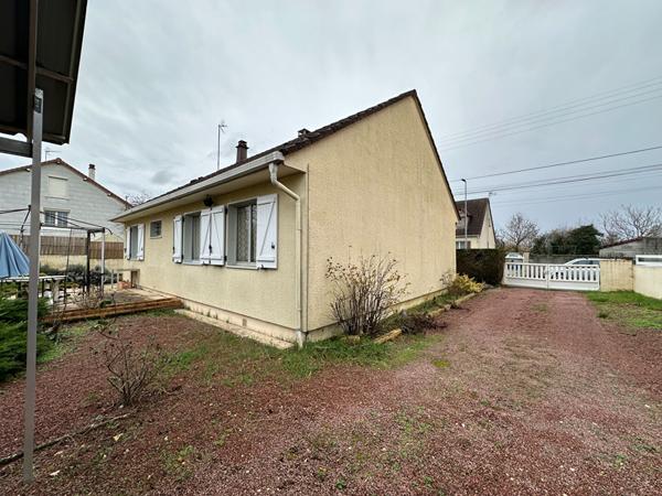 DEOLS - Pavillon de plain-pied (90 m²) -  2/3 chambres - Garage - Terrain 952 m²