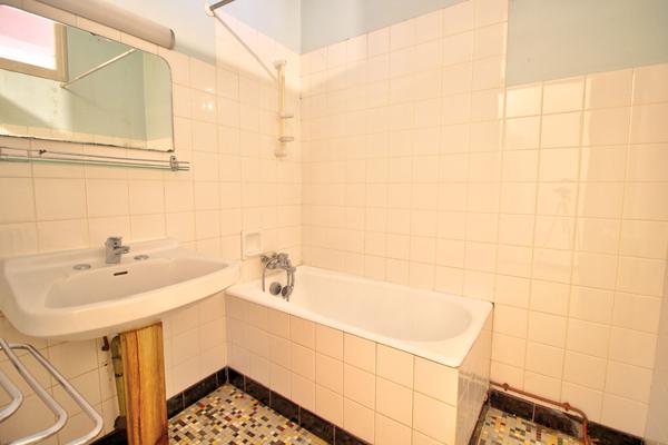 AGEN - QUARTIER JACOBINS - Maison de ville de 133m² dont 90m² habitables avec 3 chambres et une cour intérieure.