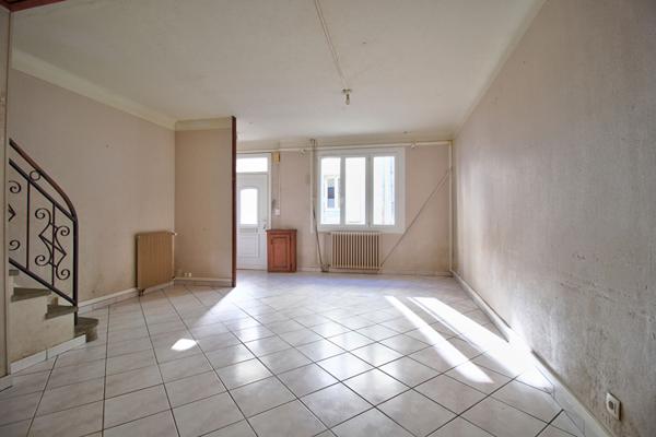 AGEN - QUARTIER JACOBINS - Maison de ville de 133m² dont 90m² habitables avec 3 chambres et une cour intérieure.