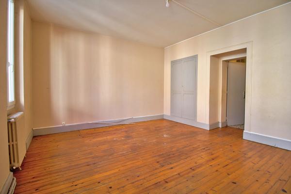 AGEN - QUARTIER JACOBINS - Maison de ville de 133m² dont 90m² habitables avec 3 chambres et une cour intérieure.