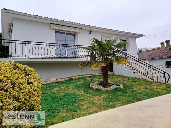 A vendre à 450 mètres du centre de Saujon,pavillon, 111 m², 4 chambres,terrain arboré de 810 m²,garage.