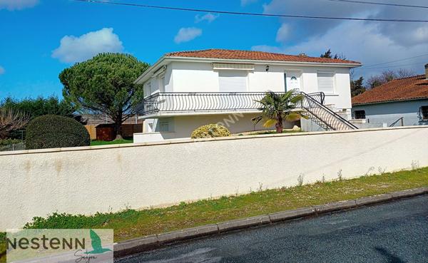 A vendre à 450 mètres du centre de Saujon,pavillon, 111 m², 4 chambres,terrain arboré de 810 m²,garage.