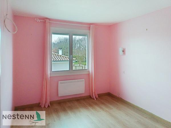 A vendre à 450 mètres du centre de Saujon,pavillon, 111 m², 4 chambres,terrain arboré de 810 m²,garage.