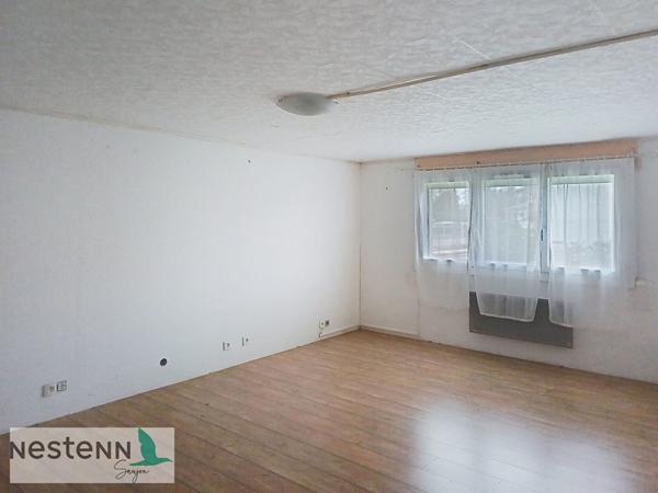 A vendre à 450 mètres du centre de Saujon,pavillon, 111 m², 4 chambres,terrain arboré de 810 m²,garage.