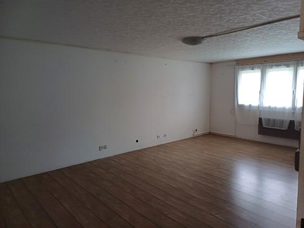 A vendre à 450 mètres du centre de Saujon,pavillon, 111 m², 4 chambres,terrain arboré de 810 m²,garage.