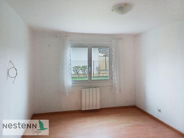 A vendre à 450 mètres du centre de Saujon,pavillon, 111 m², 4 chambres,terrain arboré de 810 m²,garage.