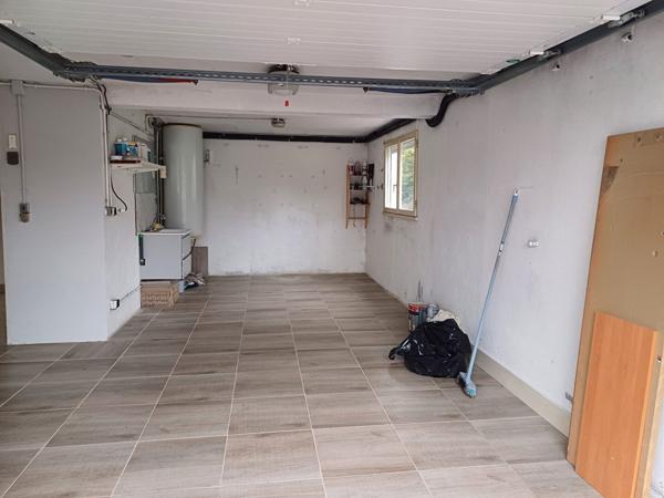 A vendre à 450 mètres du centre de Saujon,pavillon, 111 m², 4 chambres,terrain arboré de 810 m²,garage.