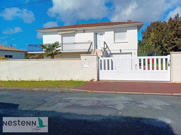 A vendre à 450 mètres du centre de Saujon,pavillon, 111 m², 4 chambres,terrain arboré de 810 m²,garage.