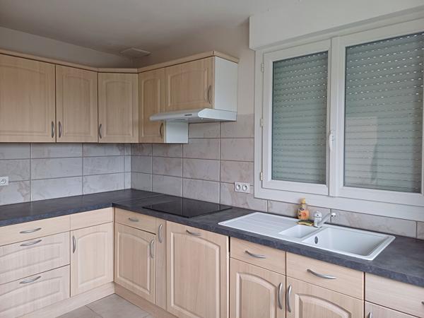 A vendre à 450 mètres du centre de Saujon,pavillon, 111 m², 4 chambres,terrain arboré de 810 m²,garage.