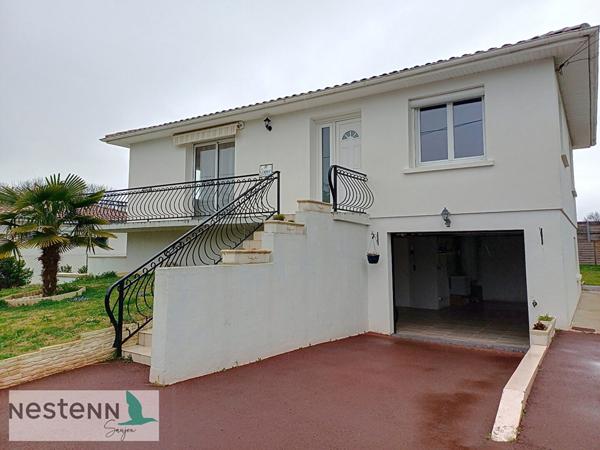 A vendre à 450 mètres du centre de Saujon,pavillon, 111 m², 4 chambres,terrain arboré de 810 m²,garage.